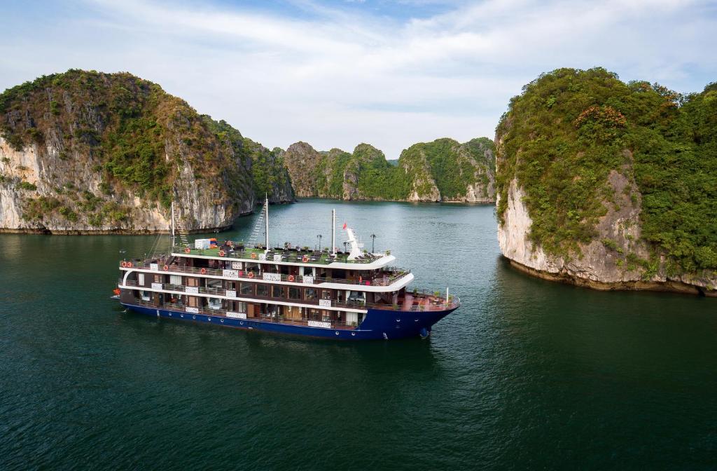 Ha Long Bay 2D1N Full Package With La Pandora 4* Cruise By Bus/ Limousine